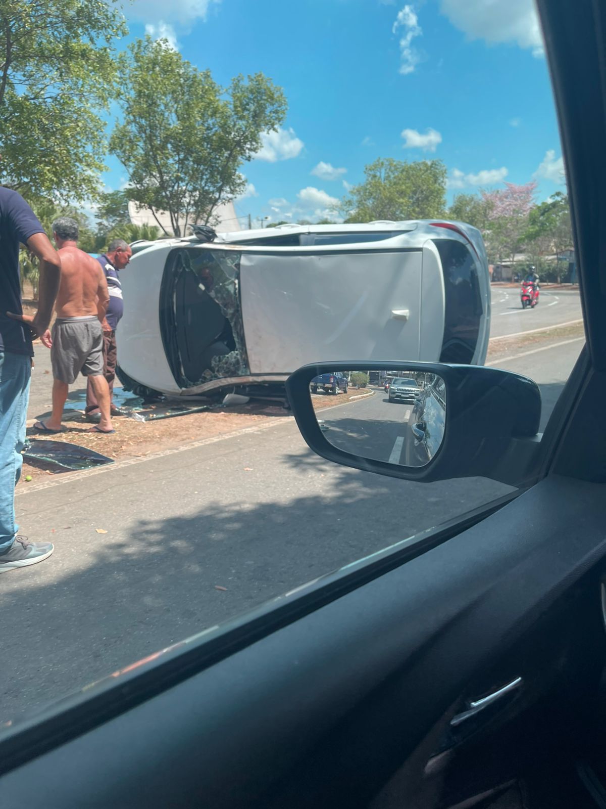Veículo capota após colidir contra placa no Parque da Maternidade