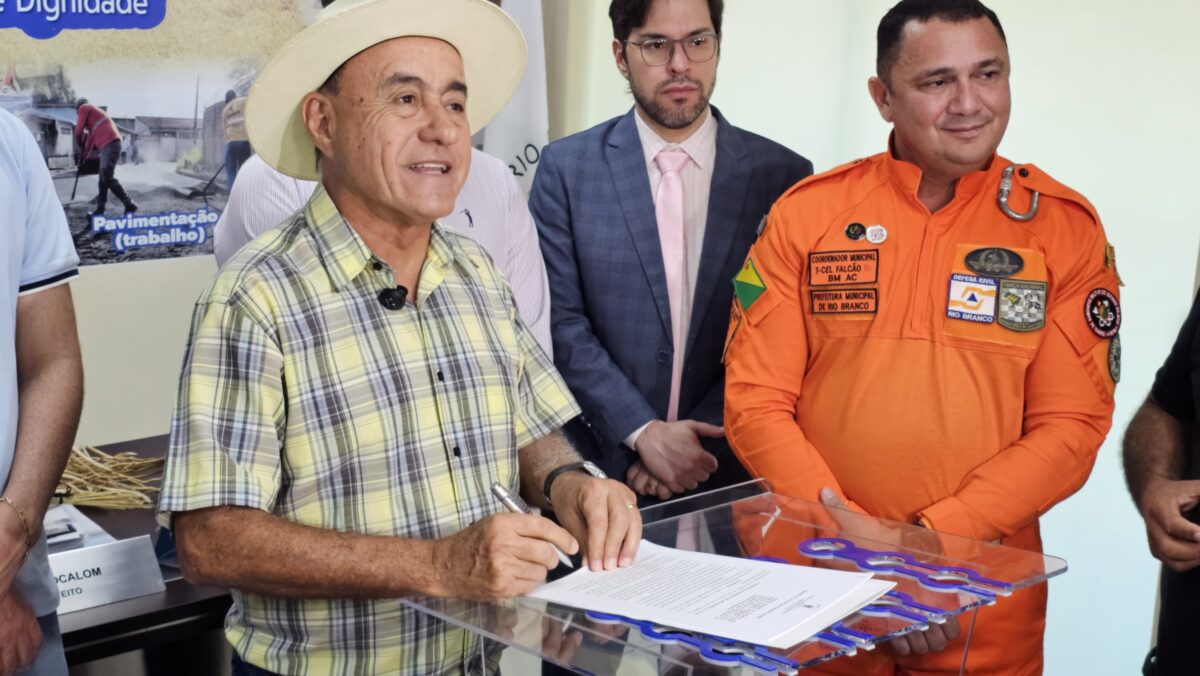 Bocalom decreta emergência por conta da seca extrema em Rio Branco Bocalom decreta emergência por conta da seca extrema em Rio Branco
