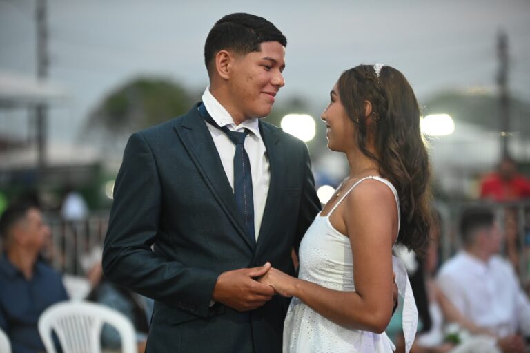 Casal que se conheceu pelo Facebook oficializa união em casamento coletivo da ExpoAcre 2025