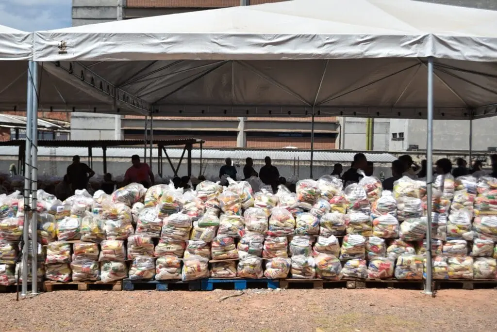 Governo doa 120 toneladas de alimentos arrecadados na troca de ingressos de shows da Expoacre
