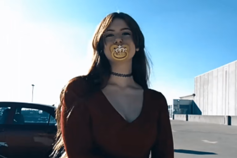 Tendência inusitada: jovens usam chupetas para aliviar estresse