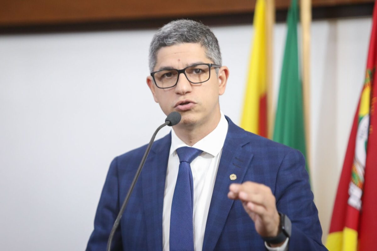 De acordo com o parlamentar, a iniciativa visa equilibrar o tratamento dado aos diferentes tipos de vínculos