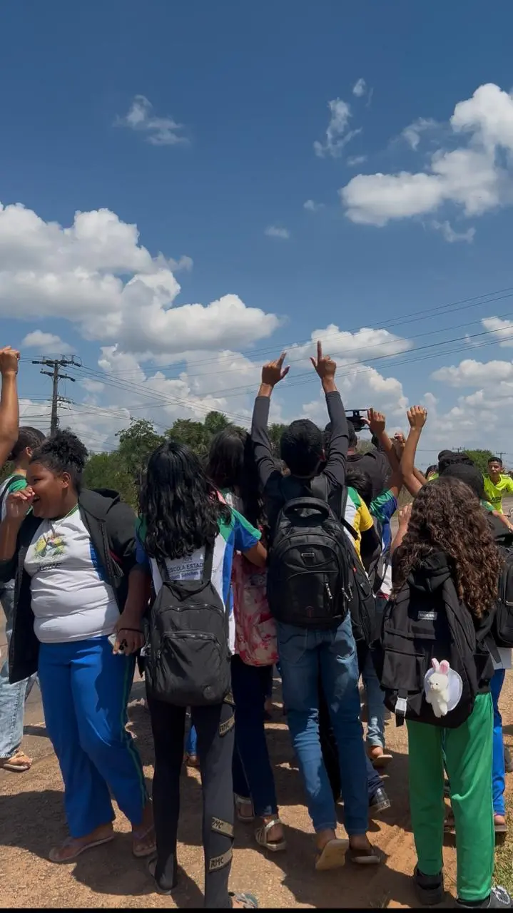 Fazendo o ‘L’, estudantes aguardam Lula na saída do Souza Araújo em agenda no Acre