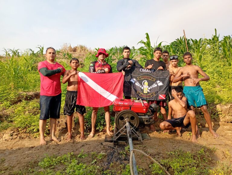 Em Sena, Bombeiros resgatam batelão e motor que afundaram no Rio Iaco