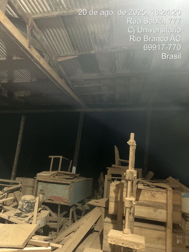 Bombeiros e Defesa Civil realizam vistoria emergencial em galpão no Universitário