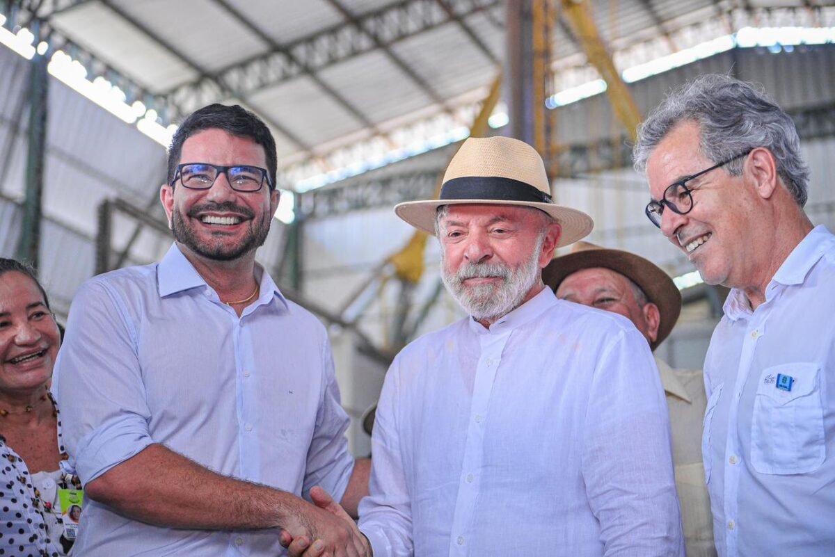 Lula conversa com cooperados, come castanha e recebe agradecimento de Gladson no Acre