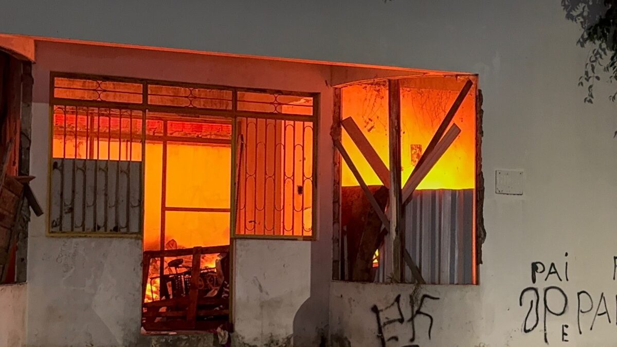Pessoas em situação de rua incendeiam prédio abandonado em Rio Branco; veja o vídeo Pessoas em situação de rua incendeiam prédio abandonado em Rio Branco; veja o vídeo