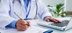 Justiça pode cancelar mais de mil diplomas de Medicina validados no Brasil