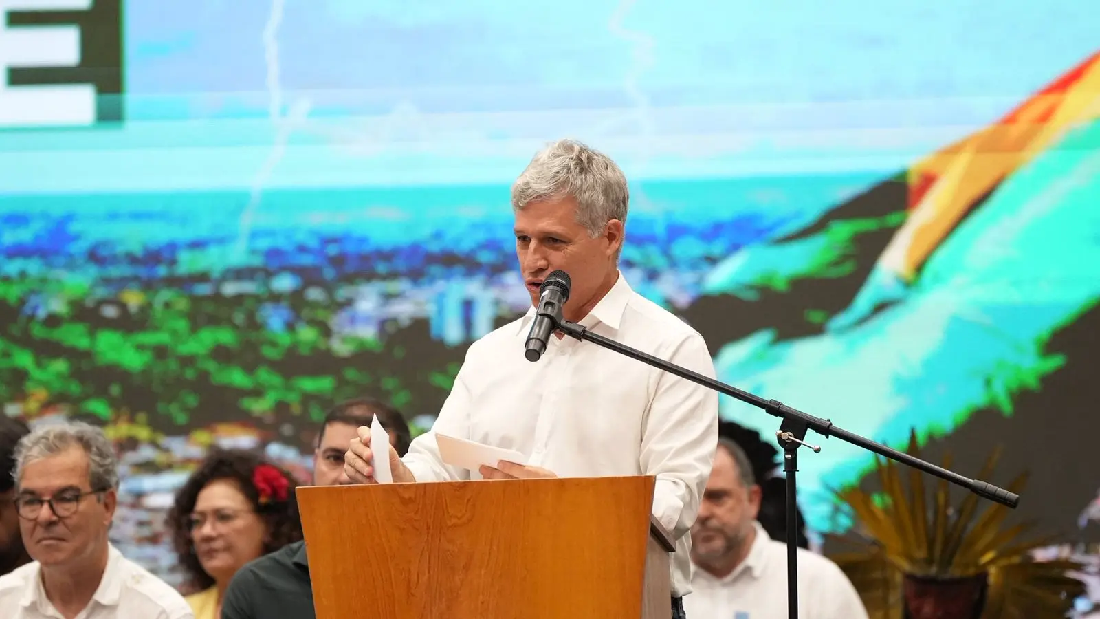 “Trump não é inteligente em taxar a castanha”, dispara ministro de Lula durante evento no Acre