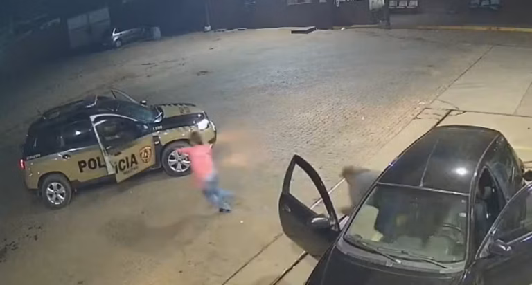 VĂDEO: vĂtima de estupro e sequestro vĂȘ viatura da PM e salta de carro para pedir socorro em MG