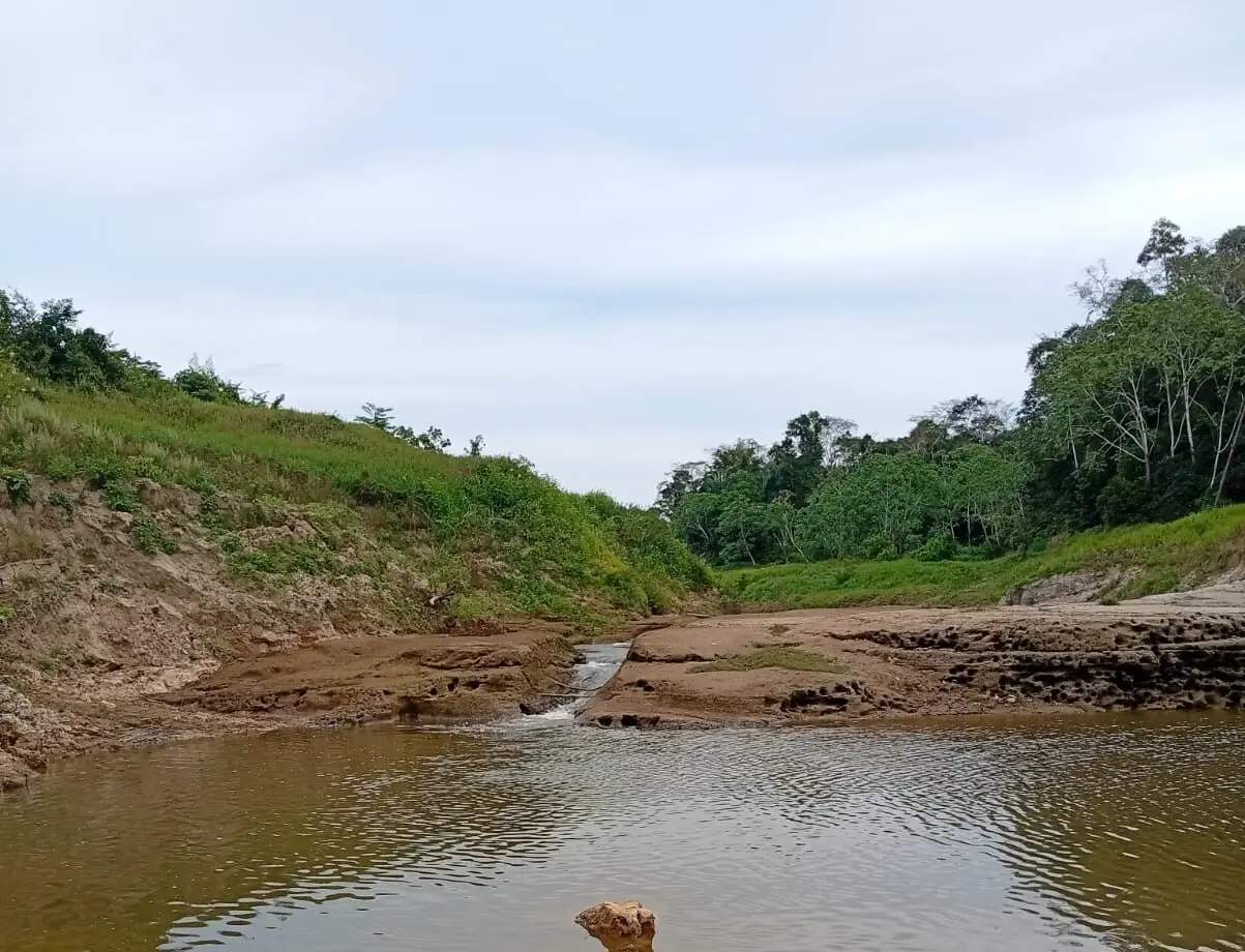 Seca severa do Rio Macauã isola comunidades no interior do Acre: “Nem canoa pequena passa”
