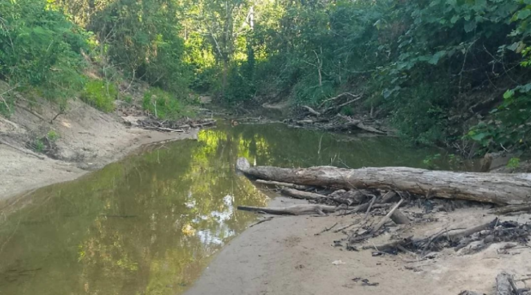 Rio seca no interior do Acre e deixa mais de 300 indígenas sem transporte e com risco de fome