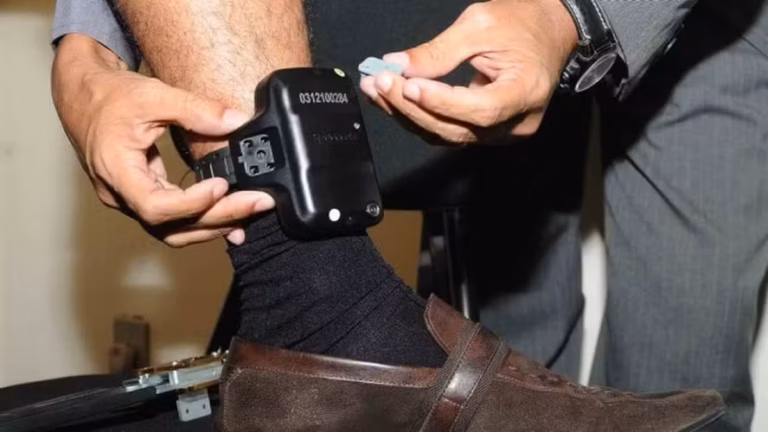 Entenda como funciona o monitoramento por tornozeleira eletrônica no Brasil