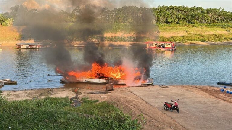 Balsa que transportava combustível pega fogo no interior do Acre