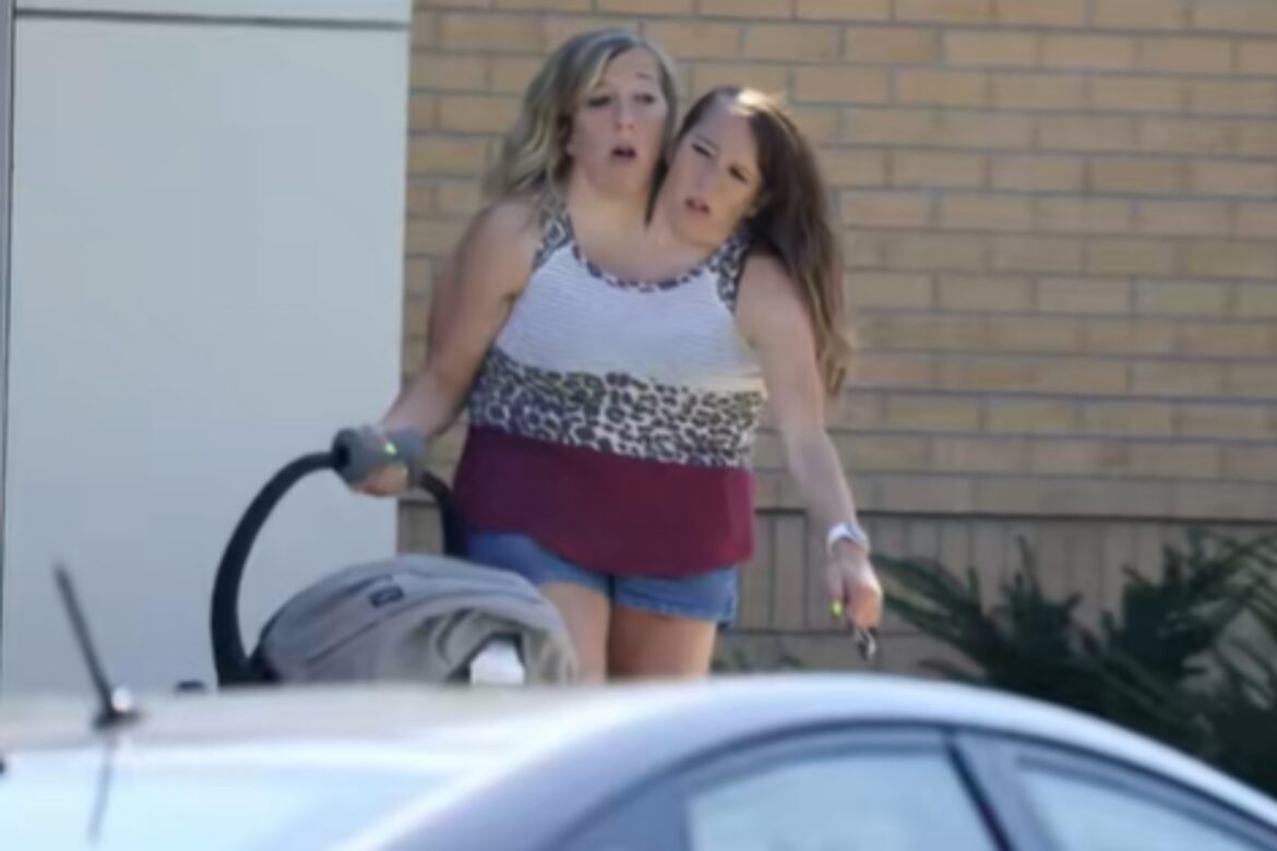 famosas-gemeas-siamesas-aparecem-em-fotos-com-bebe.-entenda-polemica