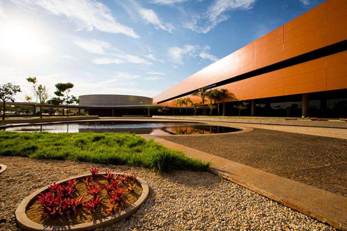 ex-funcionaria-relata-clima-de-“cacas-as-bruxas”-dentro-da-poupex