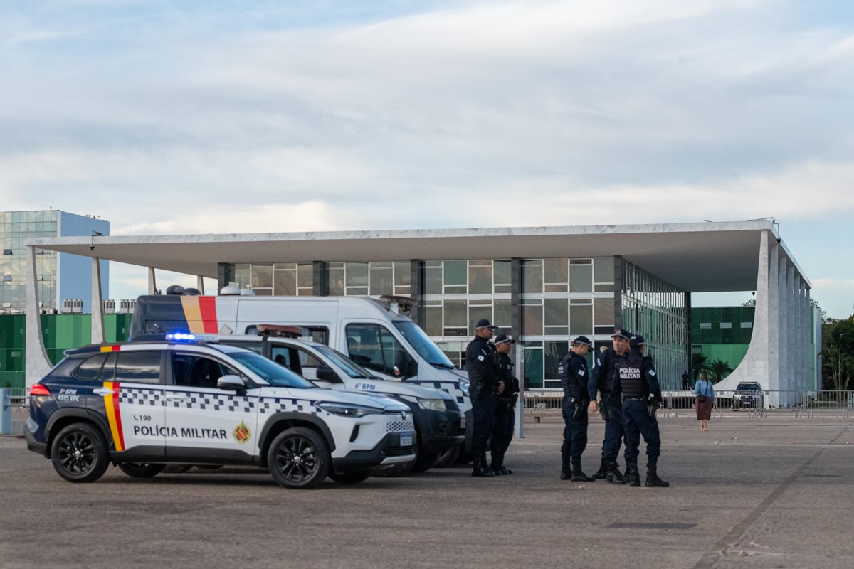 praca-dos-tres-poderes-amanhece-cercada-para-julgamento-de-bolsonaro-no-stf