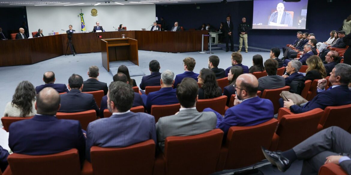 stf-retoma-julgamento-de-bolsonaro-apos-pausa;-defesas-serao-ouvidas