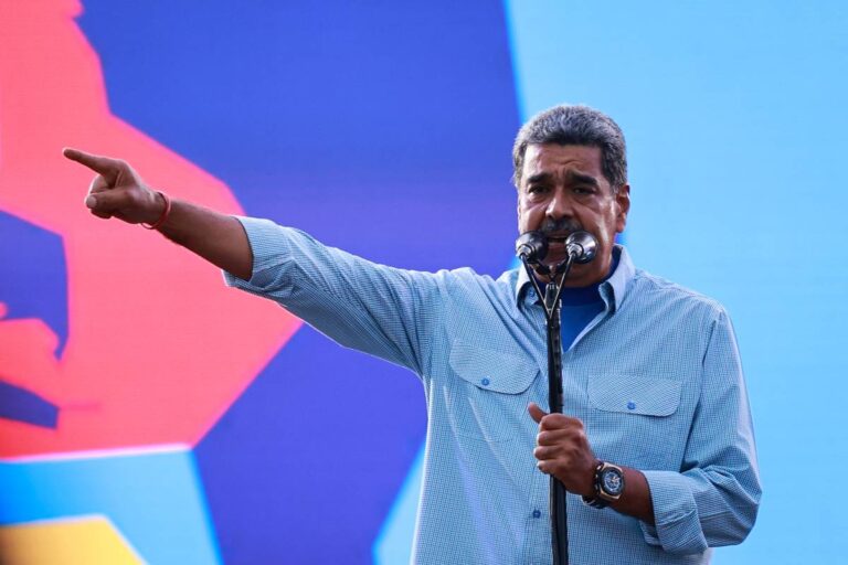 Maduro acusa EUA de iniciar ofensiva para roubar petróleo da Venezuela Maduro acusa EUA de iniciar ofensiva para roubar petróleo da Venezuela