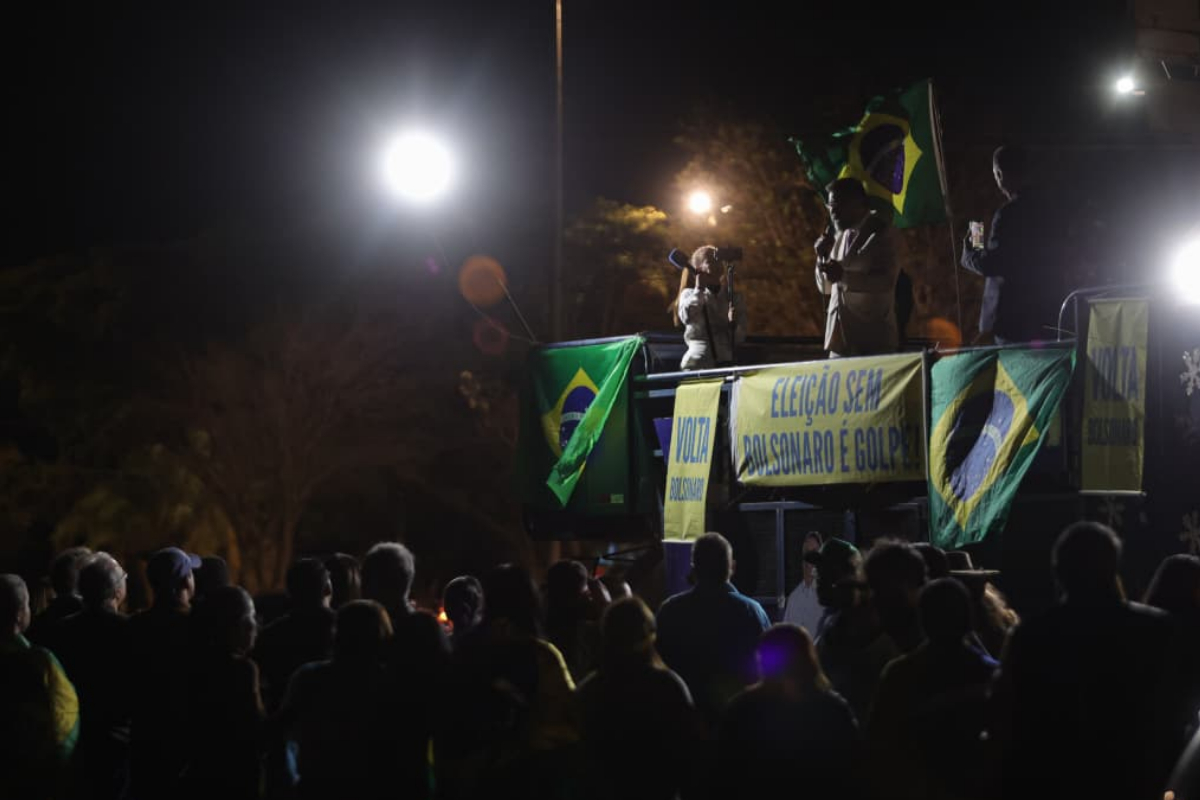 apoiadores-fazem-vigilia-apos-1o-dia-do-julgamento-de-bolsonaro.-video