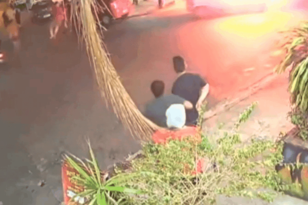 carro-em-chamas-desce-rua-desgovernado-e-quase-atropela-pedestre.-veja