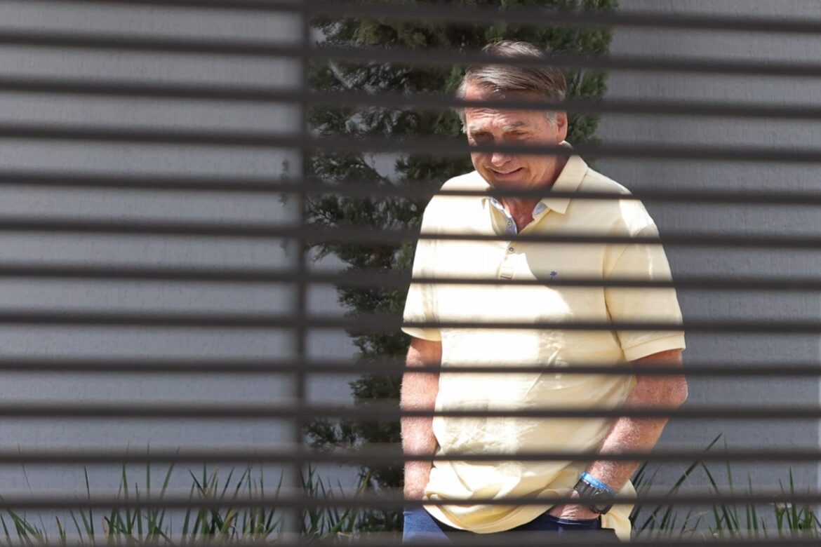 apos-2o-dia-de-julgamento,-bolsonaro-aparece-e-michelle-recebe-flores