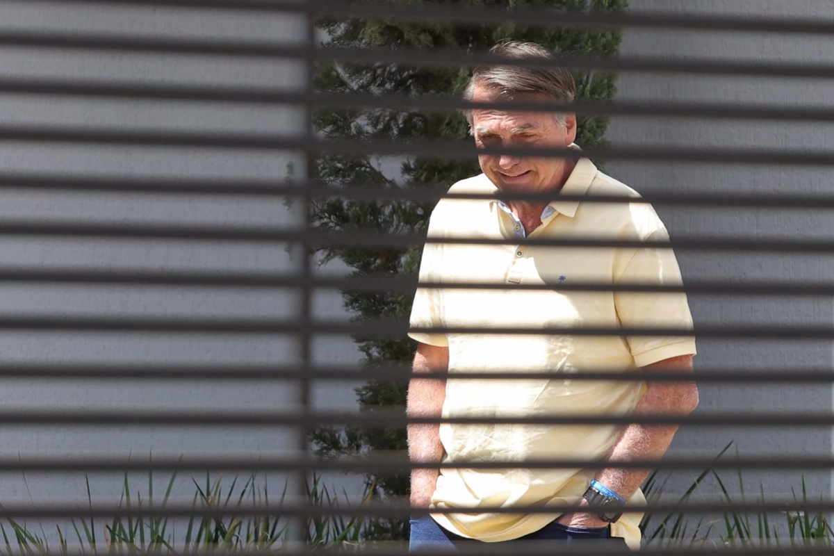 apos-2o-dia-de-julgamento,-bolsonaro-aparece-e-michelle-recebe-flores