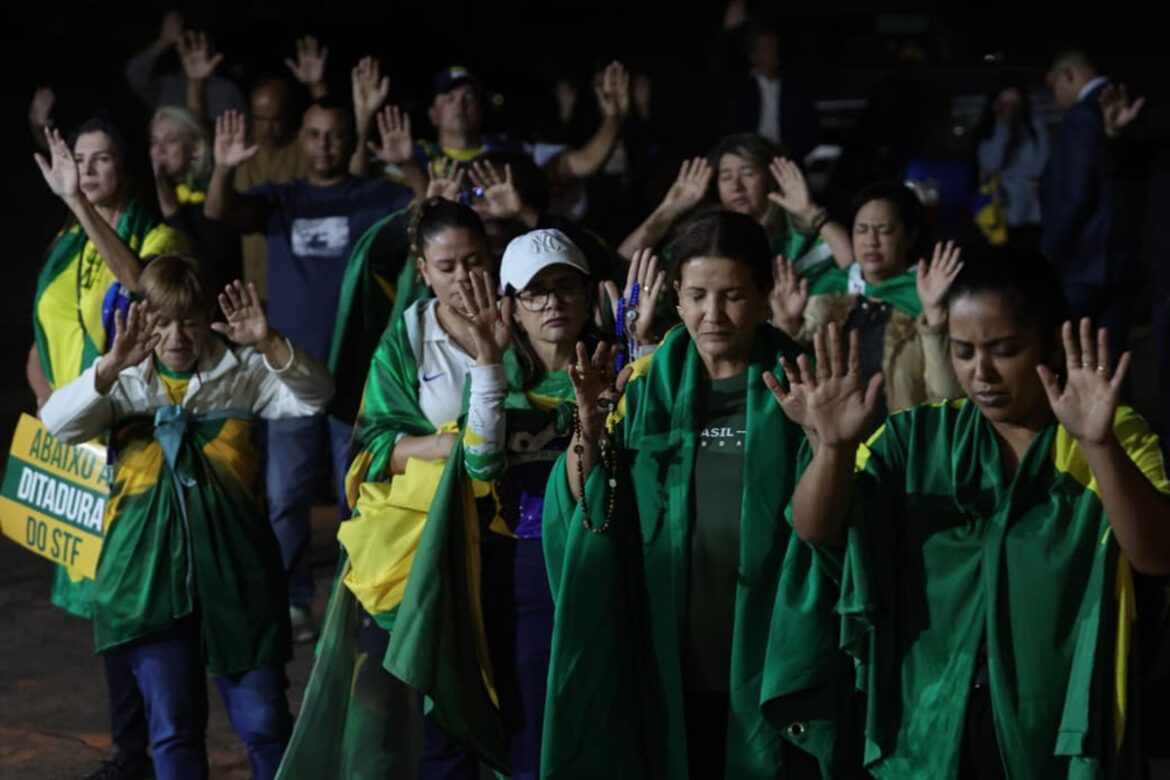 apoiadores-fazem-vigilia-na-porta-de-bolsonaro-em-2o-dia-de-julgamento