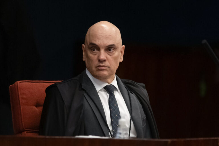 Alexandre de Moraes autoriza Bolsonaro a receber barbeiro durante prisão domiciliar
