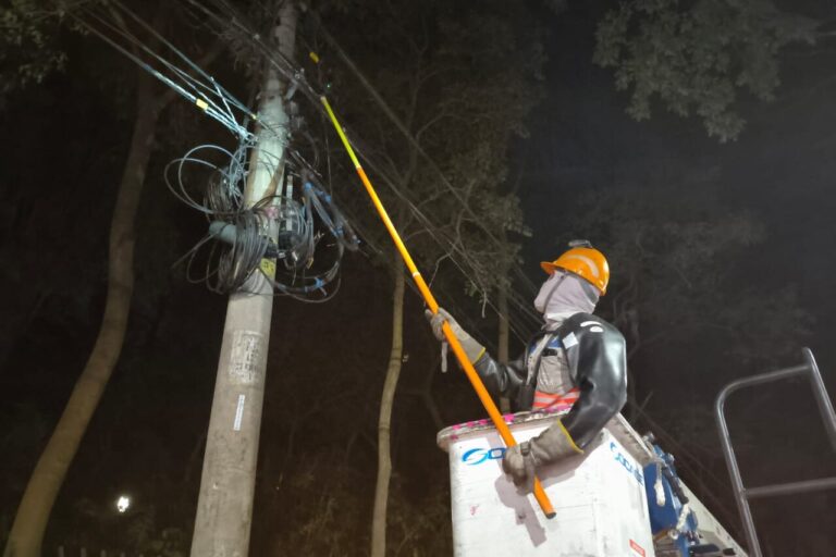 Enel remove cabos de postes nos Jardins, em São Paulo