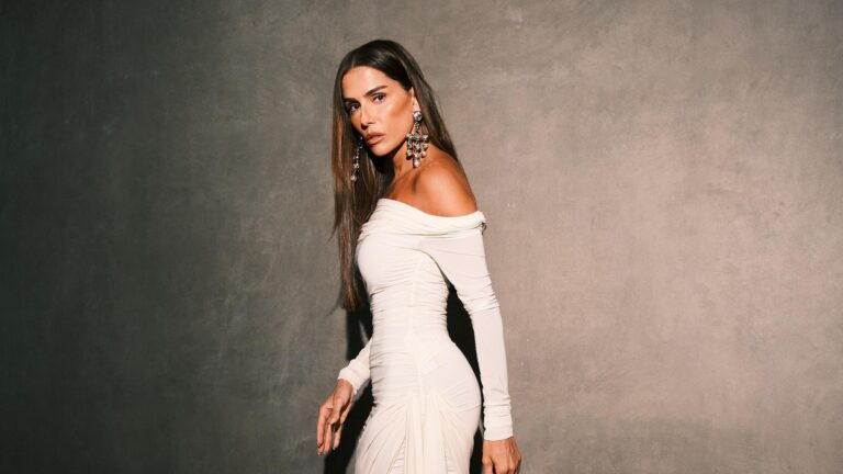 aos-45-anos,-deborah-secco-celebra-maturidade-em-trajetoria-ousada