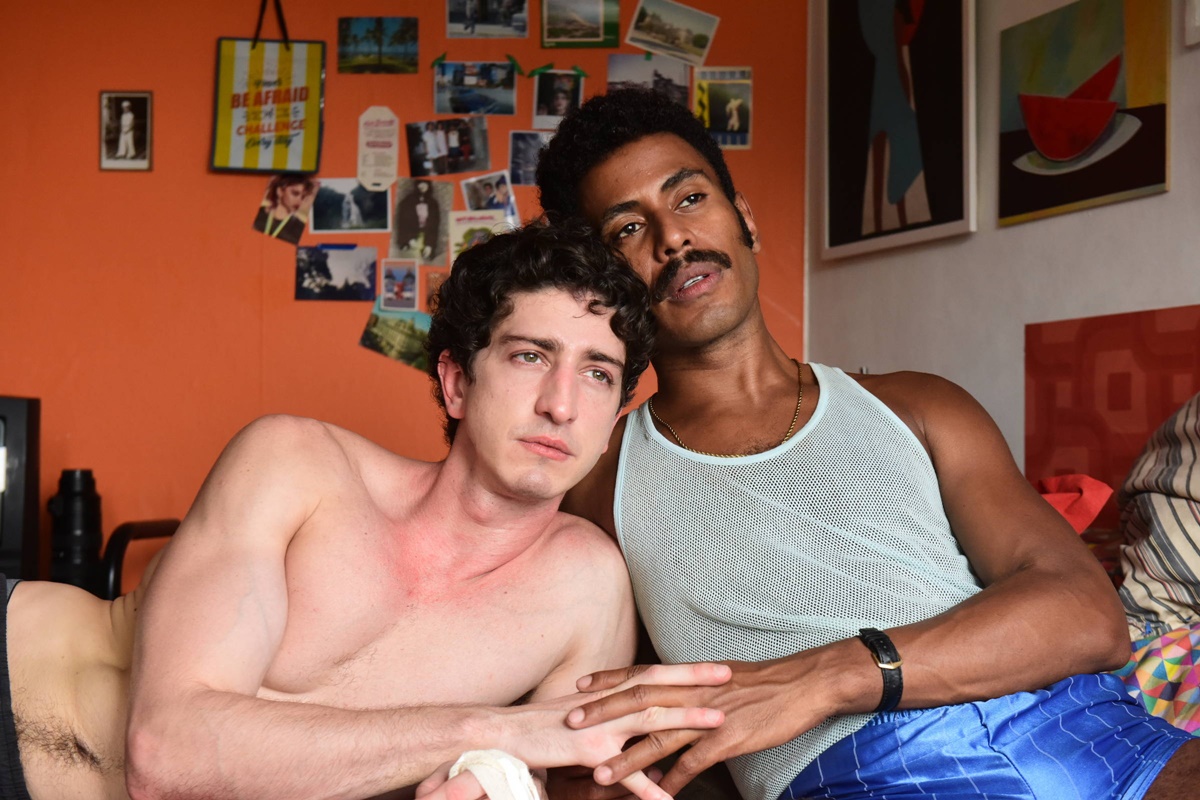 o-que-e-beijo-grego,-pratica-que-johnny-massaro-faz-em-serie-nacional