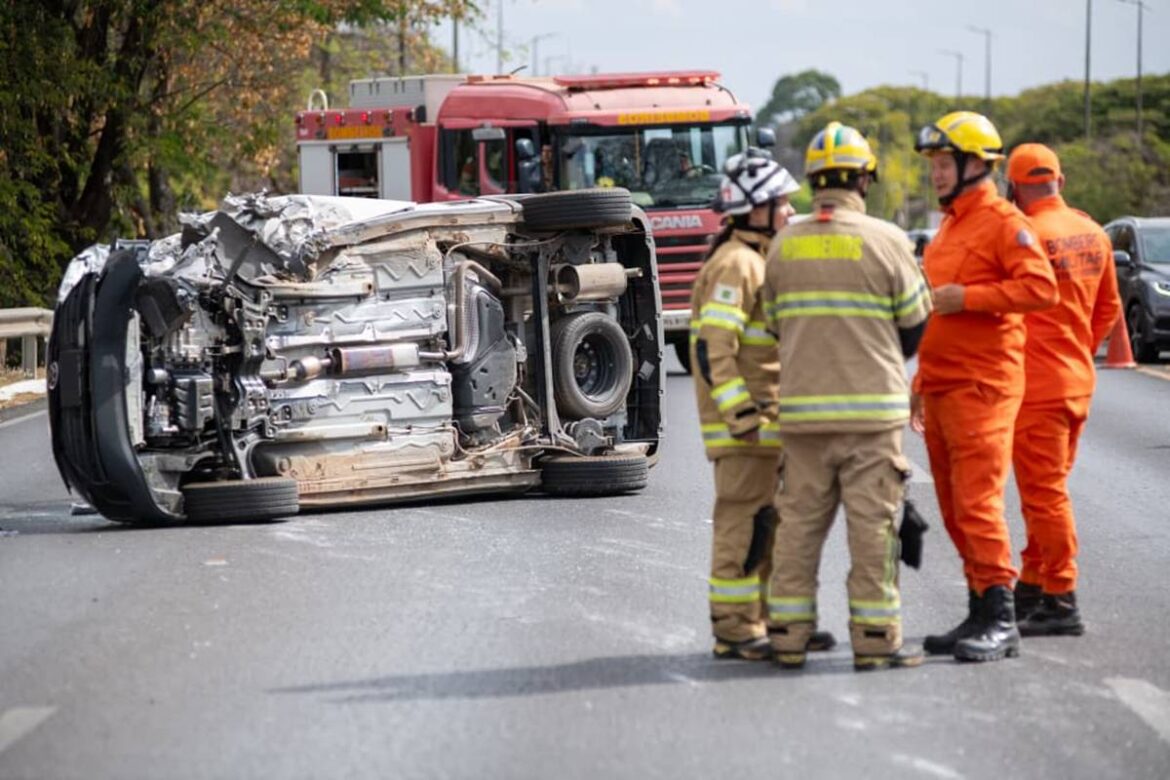 capotamento-deixa-feridos-e-trava-transito-no-eixao-sul