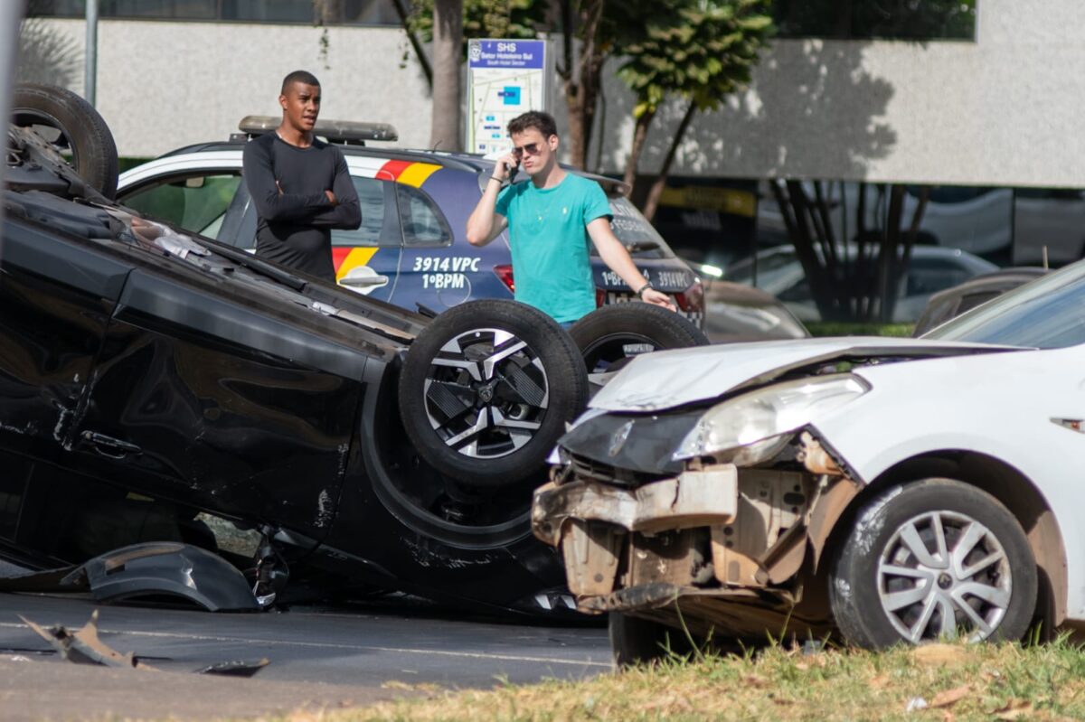 usando-gps,-motorista-entra-na-contramao-e-causa-acidente-na-w3-sul