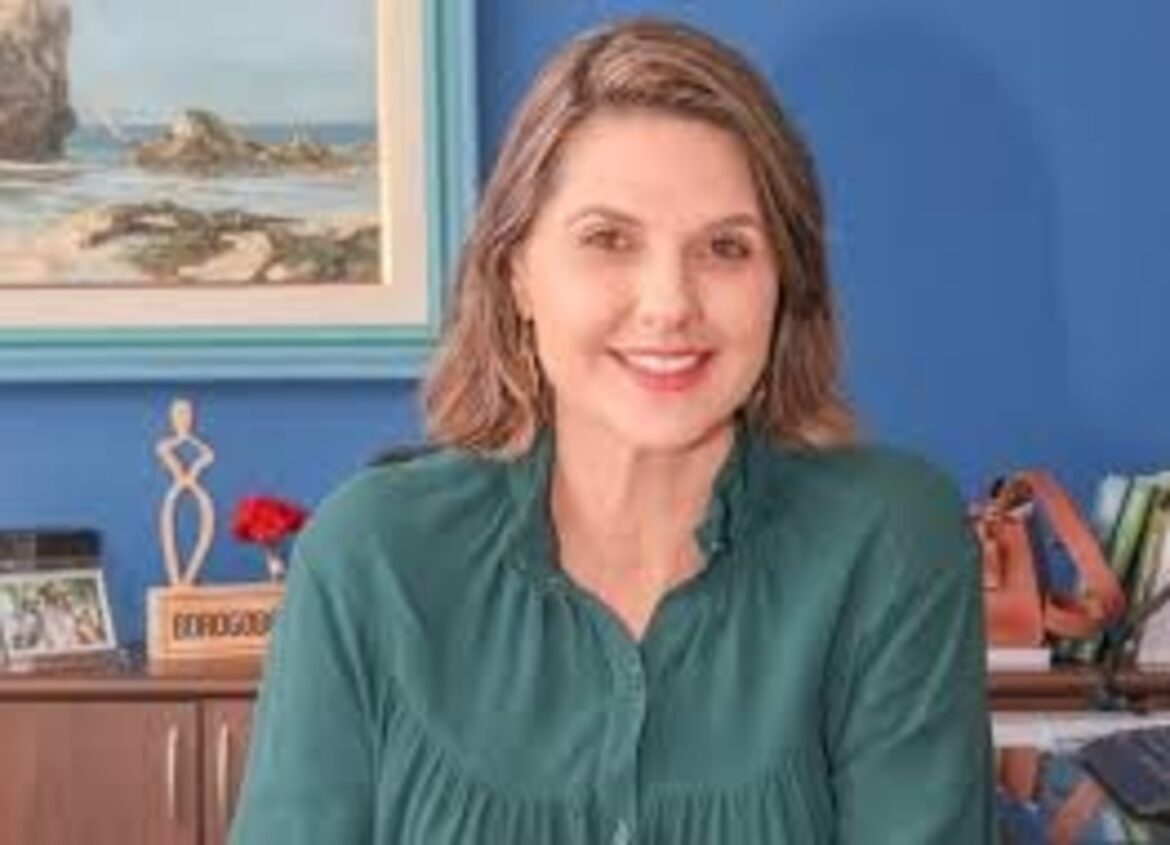 secretaria-municipal-autoriza-curso-de-r$-183-mil-para-si-mesma