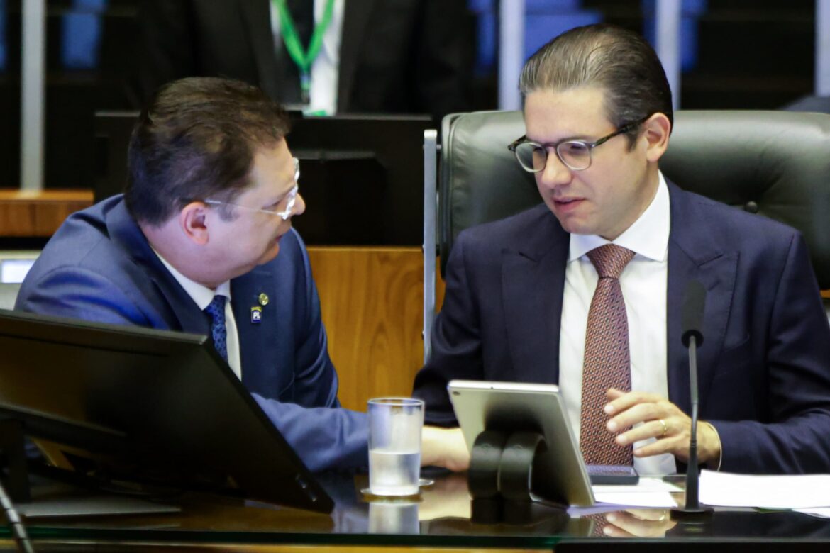 discussao-da-anistia-no-congresso-diverge-sobre-bolsonaros-e-outros-reus.-confira-propostas