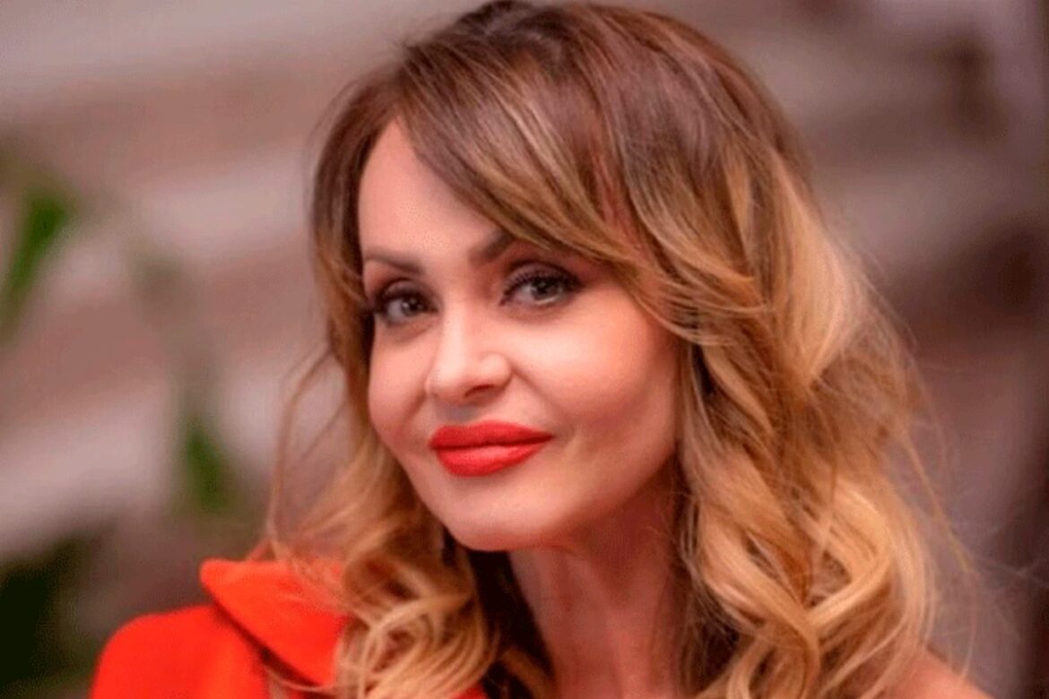 gaby-spanic-assina-contrato-e-esta-oficialmente-em-a-fazenda-17
