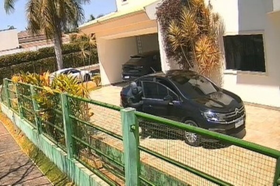 quatro-bandidos-abordam-e-tentam-sequestrar-mulher-em-casa-no-park-way