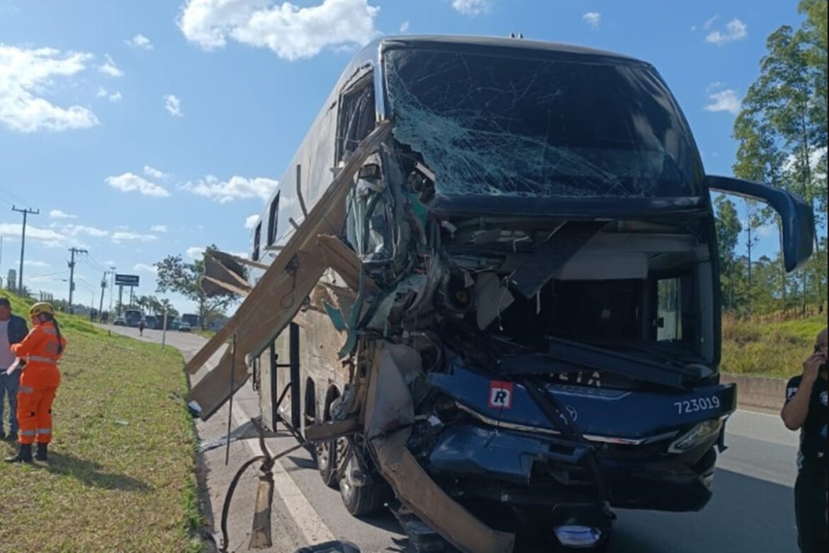 acidente-entre-dois-onibus-deixa-4-mortos-e-mais-de-30-feridos-em-mg