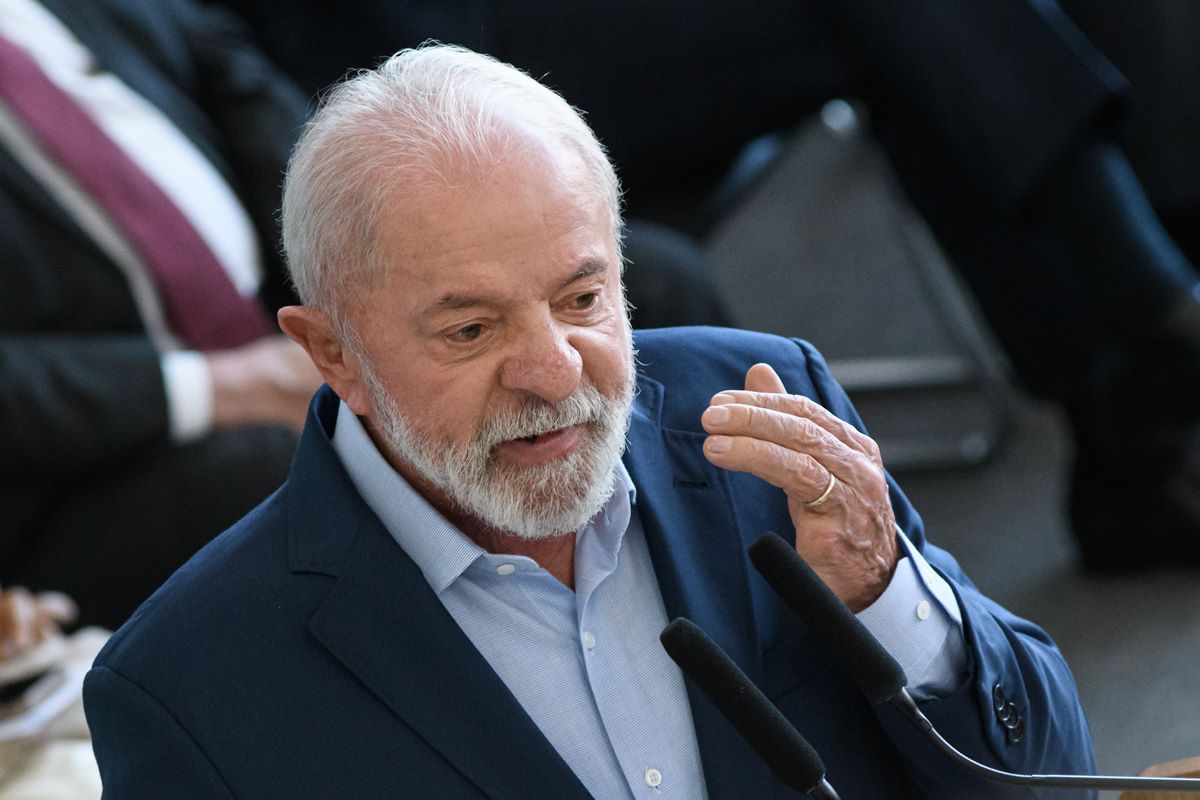 lula-diz-que-bolsonaro-esta-se-“autocondenando”-ao-pedir-anistia