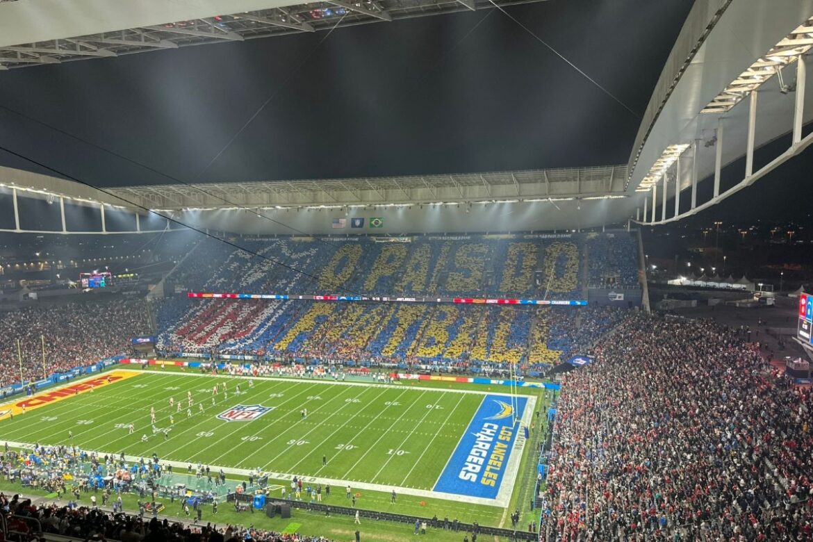 hino-emocionante-e-gringo-fazendo-aposta:-o-pre-jogo-da-nfl-em-sp