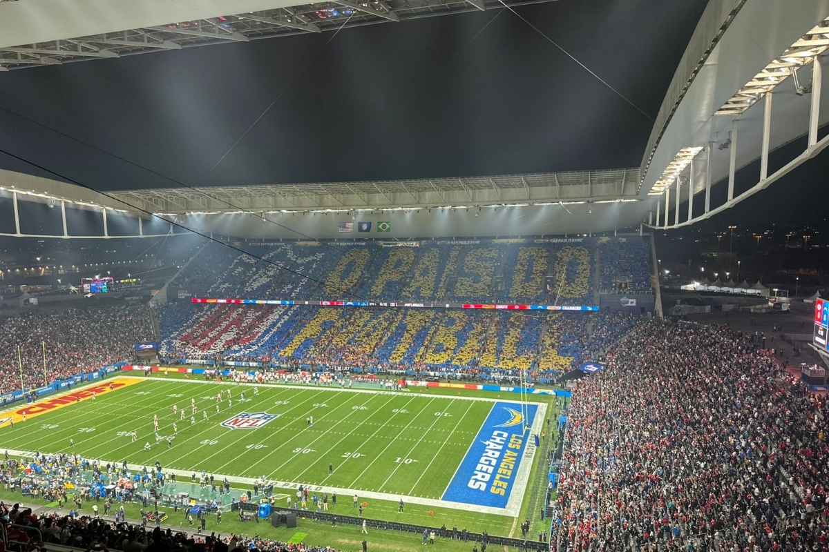 hino-emocionante-e-gringo-fazendo-aposta:-o-pre-jogo-da-nfl-em-sp