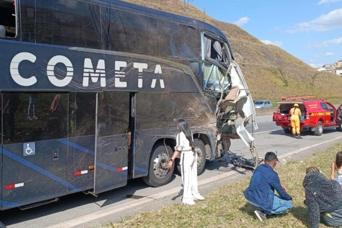 br-040:-onibus-e-atingido-apos-parar-para-passageiro-e-deixa-mortos