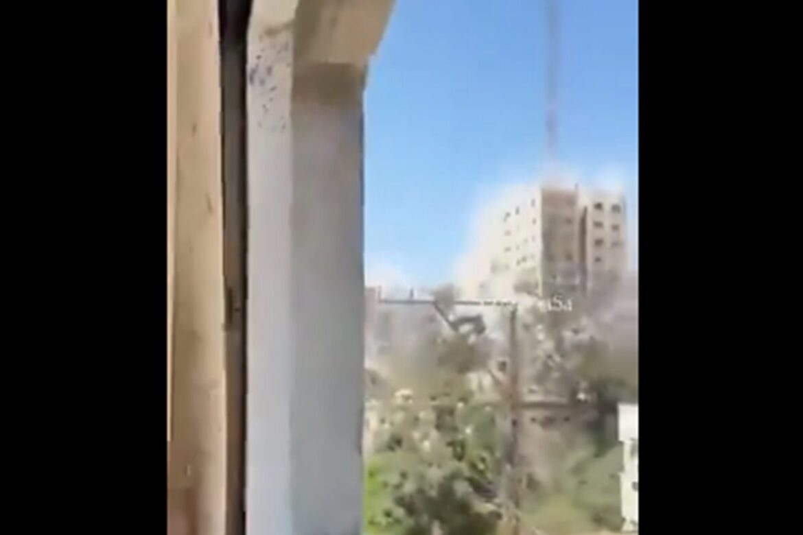 exercito-de-israel-derruba-mais-um-edificio-na-cidade-de-gaza.-veja
