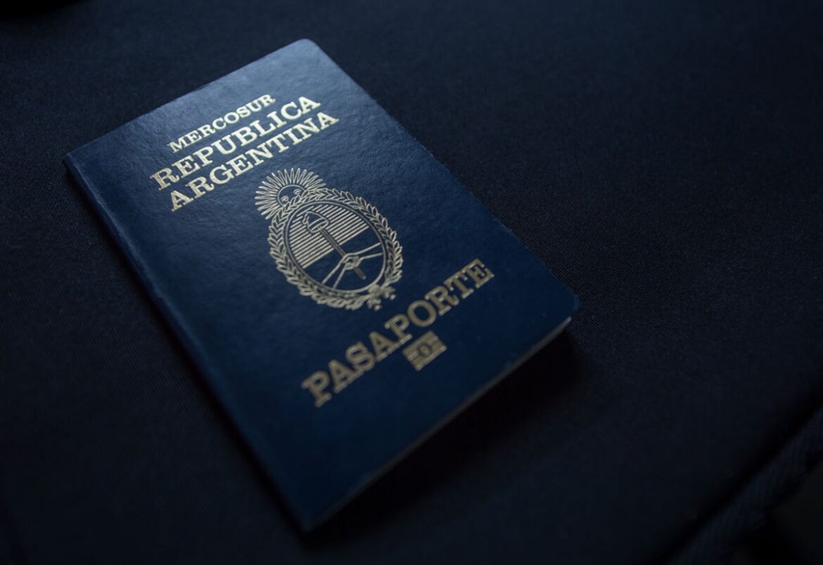 “falha-invisivel”:-erro-em-consulado-invalida-passaportes-argentinos