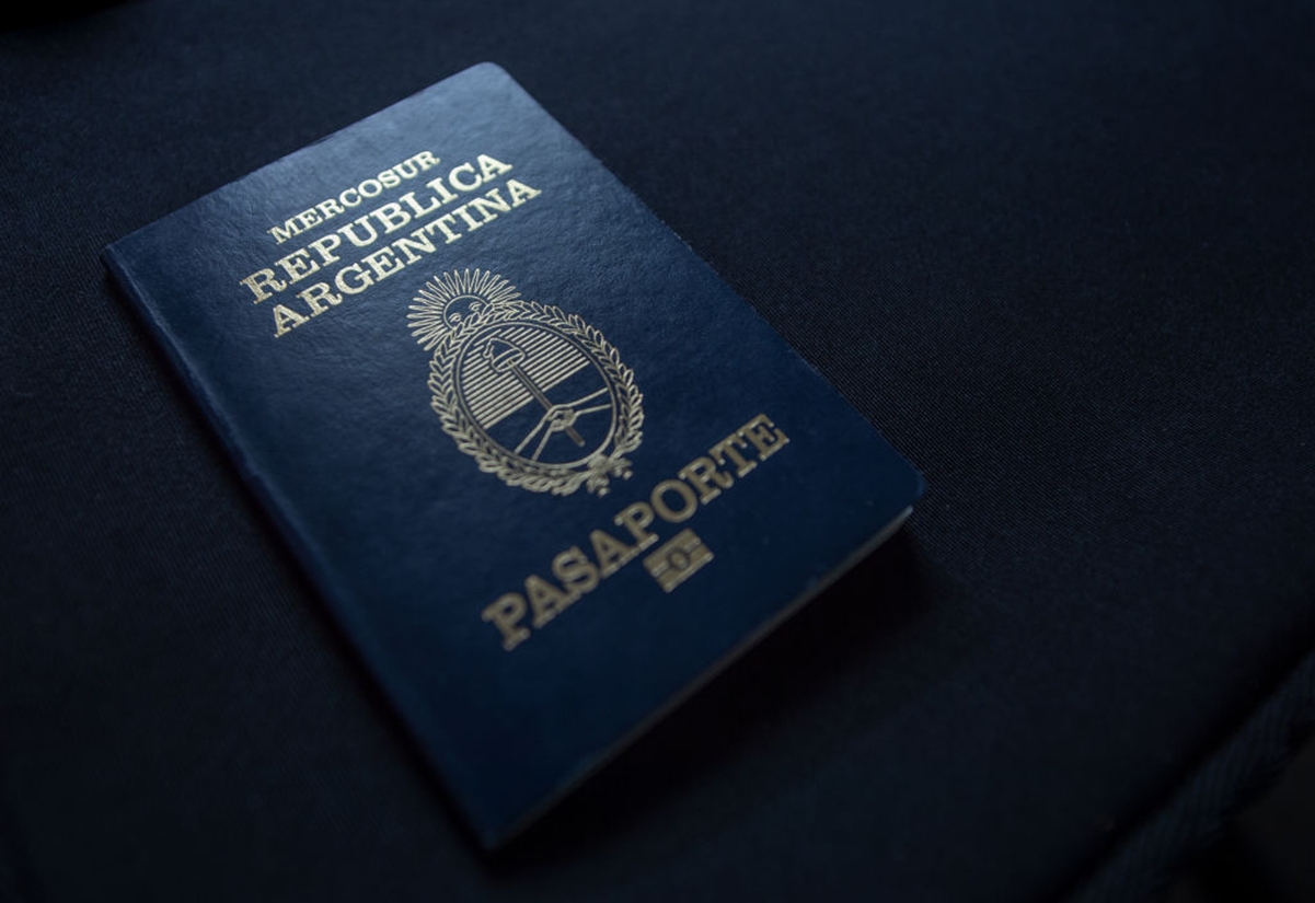 “falha-invisivel”:-erro-em-consulado-invalida-passaportes-argentinos
