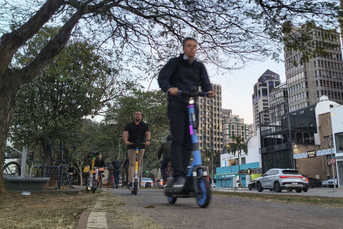 de-cachorro-no-sling-a-passeio-de-casal:-patinetes-viram-febre-em-sp