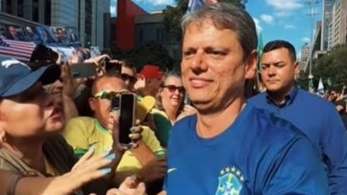 por-apoio-de-bolsonaro,-tarcisio-arrisca-e-abraca-bandeira-da-anistia
