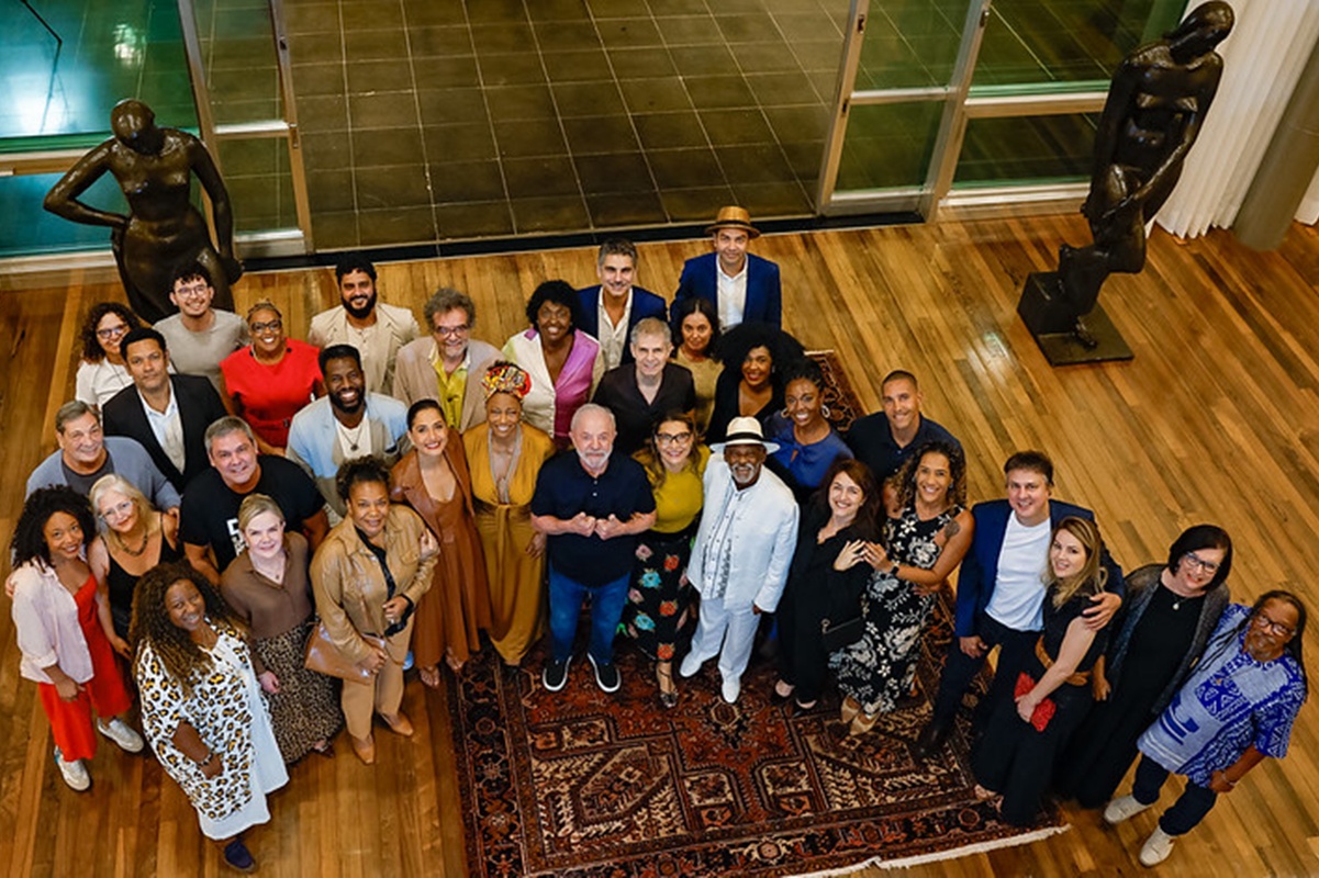 antonio-pitanga-celebra-exibicao-de-males-com-a-presenca-de-lula