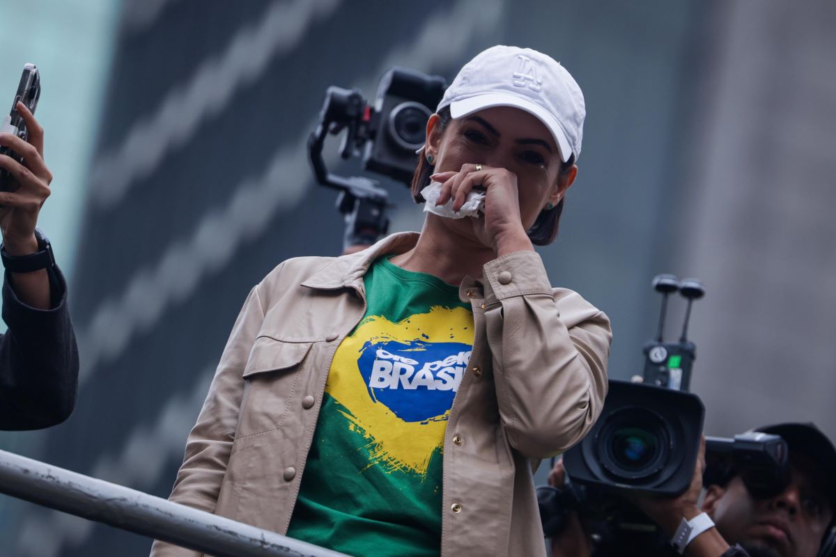 michelle-chora-na-paulista-e-diz-que-bolsonaro-esta-“amordacado-em-casa”